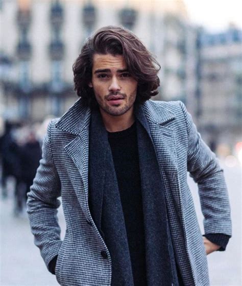 8 coupes de cheveux longs pour homme vraiment。